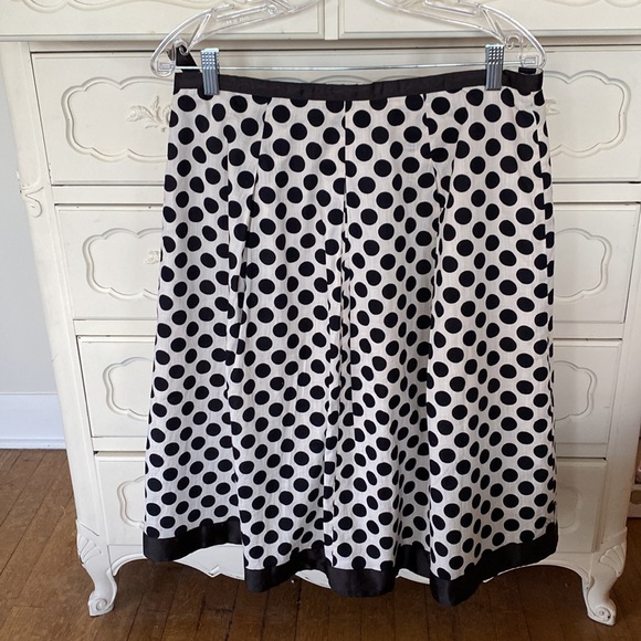 Ann Taylor pleated and lined skirt - Picture 2 of 2